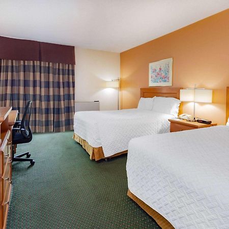 Travelodge By Wyndham Брейсбридж Экстерьер фото