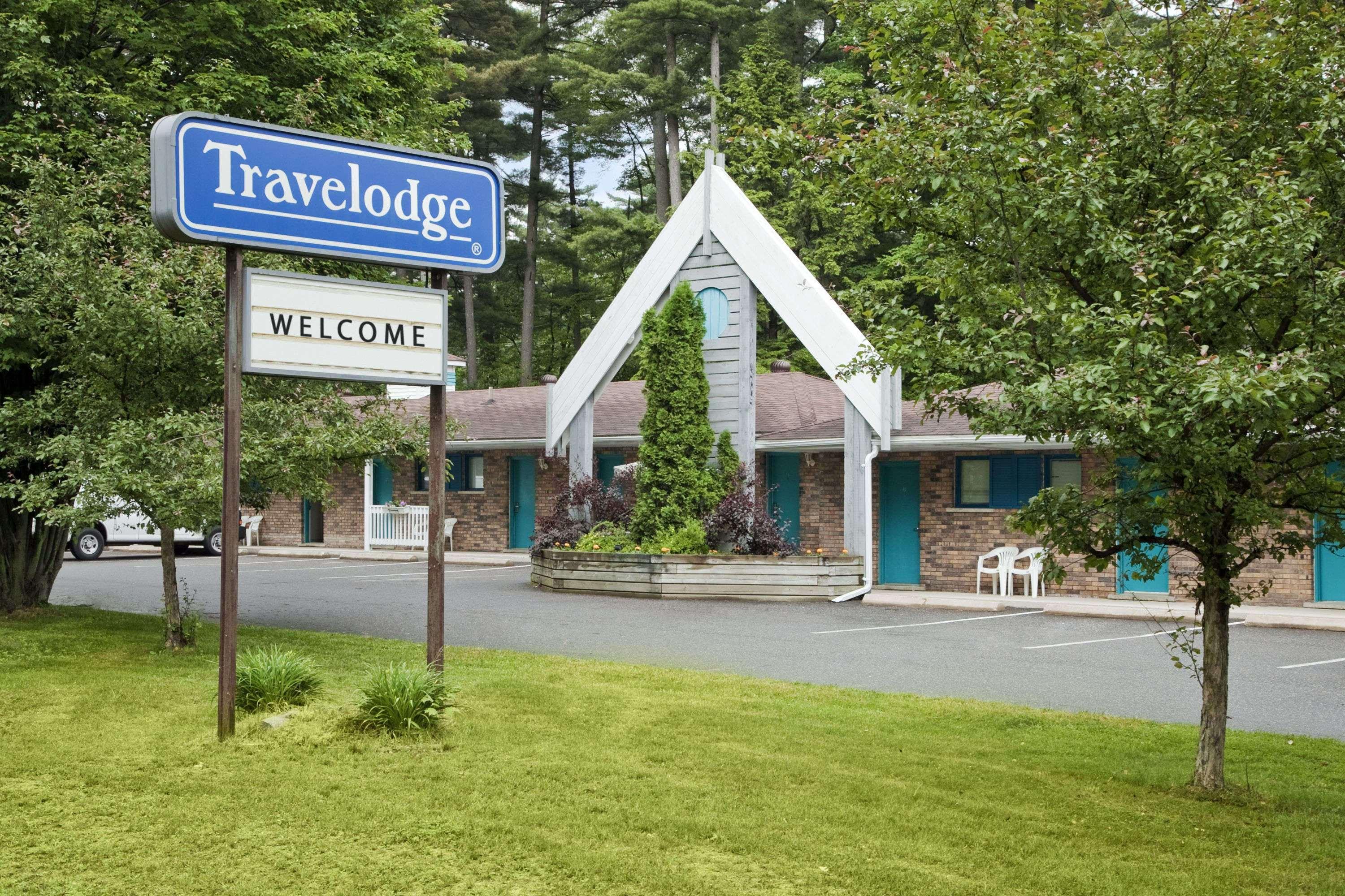 Travelodge By Wyndham Брейсбридж Экстерьер фото