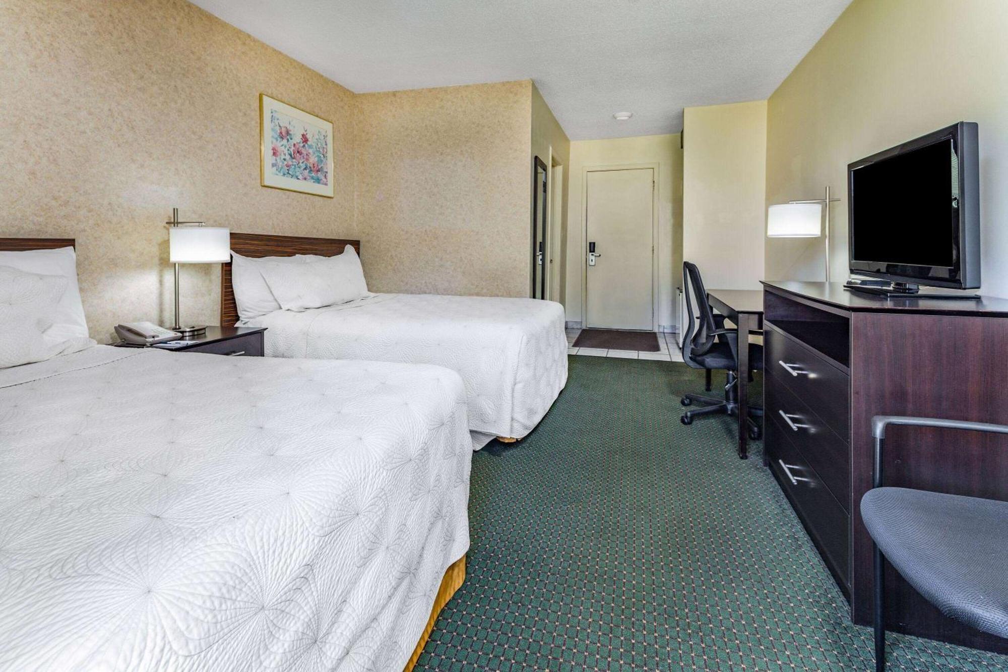 Travelodge By Wyndham Брейсбридж Экстерьер фото